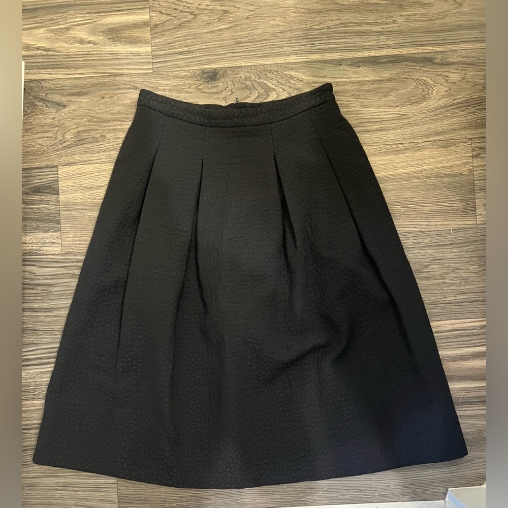 ALL BLACK H&M Pleated Thick skirt perfect work attire!